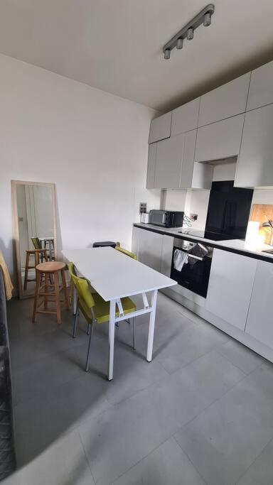 New 3Bed Stylish Apartment With Amazing Transport Londen Buitenkant foto